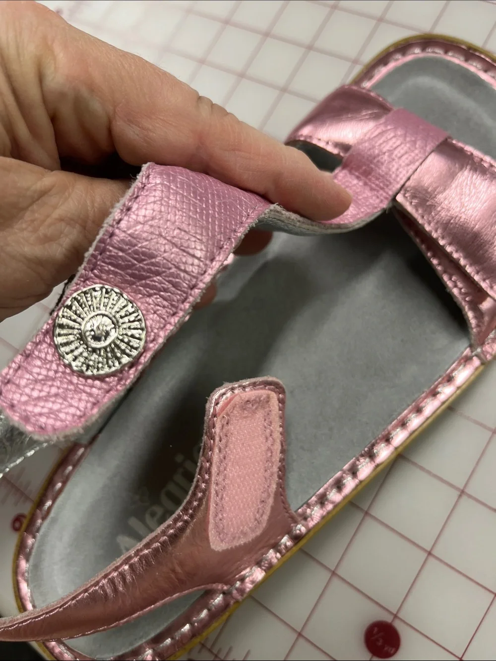 ALEGRIA Kendra Summer Beach Metallic Leather Pink T-Strap Wedge Slip-On Sandal 8